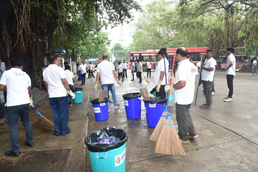 HPCL's tweet image. In the response to the Honorable Prime Minister&apos;s &apos;Ek Tareekh Ek Ghanta Ek Sath&apos; initiative, calling for a collective effort for #Swachhata on October 1, 2023, HPCL employees, police personnel, sanitation workers, municipal officials, and community members in the presence of…