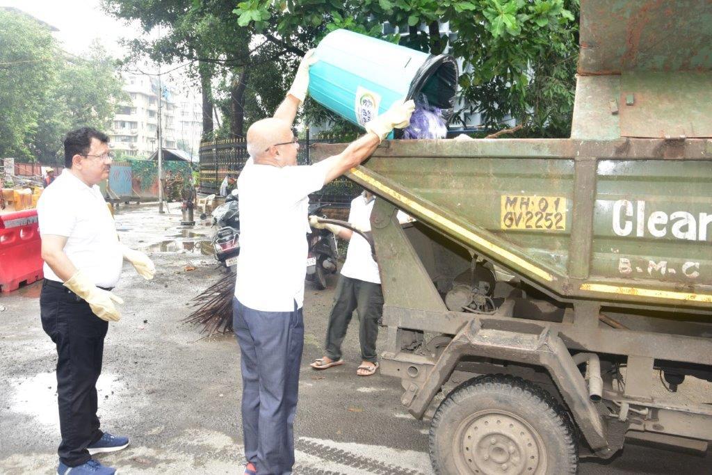 HPCL's tweet image. In the response to the Honorable Prime Minister&apos;s &apos;Ek Tareekh Ek Ghanta Ek Sath&apos; initiative, calling for a collective effort for #Swachhata on October 1, 2023, HPCL employees, police personnel, sanitation workers, municipal officials, and community members in the presence of…