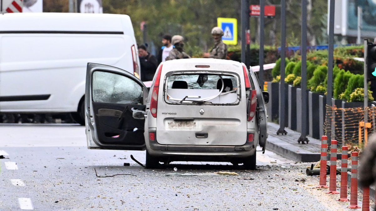 trthaber's tweet photo. Ankara'da bombalı saldırı girişiminin ardından, İçişleri Bakanlığı çevresinde yoğun güvenlik önlemleri alındı. https://t.co/uViXsvnblz