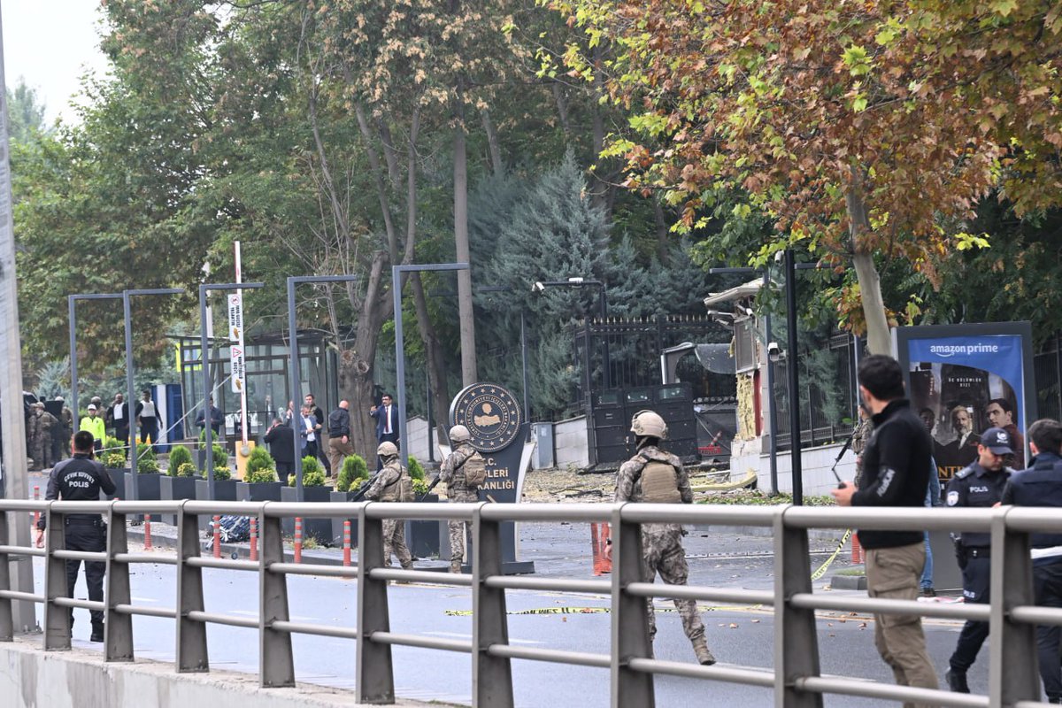 trthaber's tweet photo. Ankara'da bombalı saldırı girişiminin ardından, İçişleri Bakanlığı çevresinde yoğun güvenlik önlemleri alındı. https://t.co/uViXsvnblz