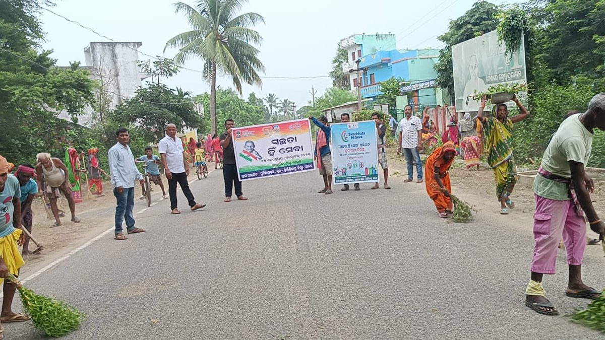 bdo_hinjilicut's tweet photo. #ektareekhekghanta #shramadan for #swachhata under #SwachhataHiSeva campaign was organised at Hinjilicut block where block level officials and other stakeholders participated in the cleanliness drive with great enthusiasm.

@ZP_Ganjam
@Ganjam_Admin
@PRDeptOdisha
@MoSarkar5T https://t.co/H37RUKL4zu
