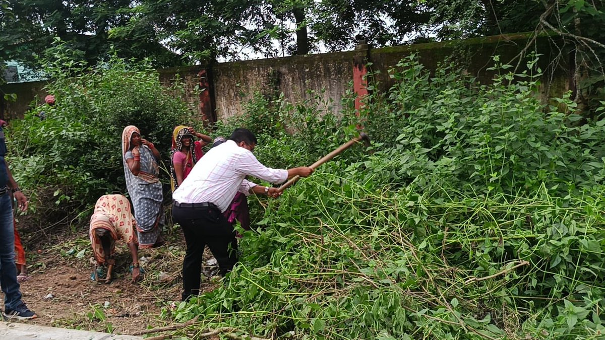 bdo_hinjilicut's tweet photo. #ektareekhekghanta #shramadan for #swachhata under #SwachhataHiSeva campaign was organised at Hinjilicut block where block level officials and other stakeholders participated in the cleanliness drive with great enthusiasm.

@ZP_Ganjam
@Ganjam_Admin
@PRDeptOdisha
@MoSarkar5T https://t.co/H37RUKL4zu