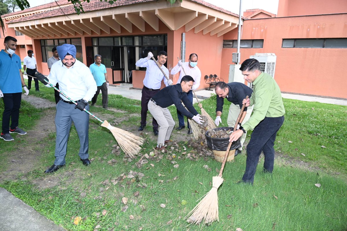 IndiaInNepal's tweet image. As part of 'Ek Tareekh, Ek Ghanta, Ek Saath' campaign &amp;amp; #SwachhataHiSeva2023 Ambassador Naveen Srivastava steered a cleanliness drive by members of #EmbassyofIndia #Kathmandu community at @IndiainNepal premises 
#SwachhBharat #SWS2023 #SwachhataHiSeva #SpecialCampaign3