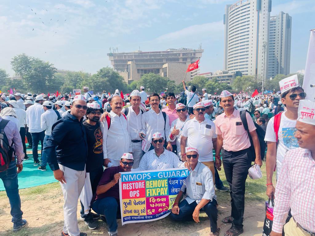 Ops અને ફિક્સ પે ના મામલે રામ લીલા મેદાનમાં કર્મચારીઓનો વિરોધ ! 

પણ આ બધા એક થઈને 100 લોકોને ભાજપની નીતિ સામે જાગૃત કરે તો જ ભાજપ ઘરે બેસે અને તો જ નવી સરકારમાં તેમની માંગો પુરી થાય ! 

બાકી પોતે વિરોધ કરે અને એમના પરિવાર ભાજપમાં હોય તો વિરોધ જ કરતા રહેવું પડે! પરિણામ ના આવે!