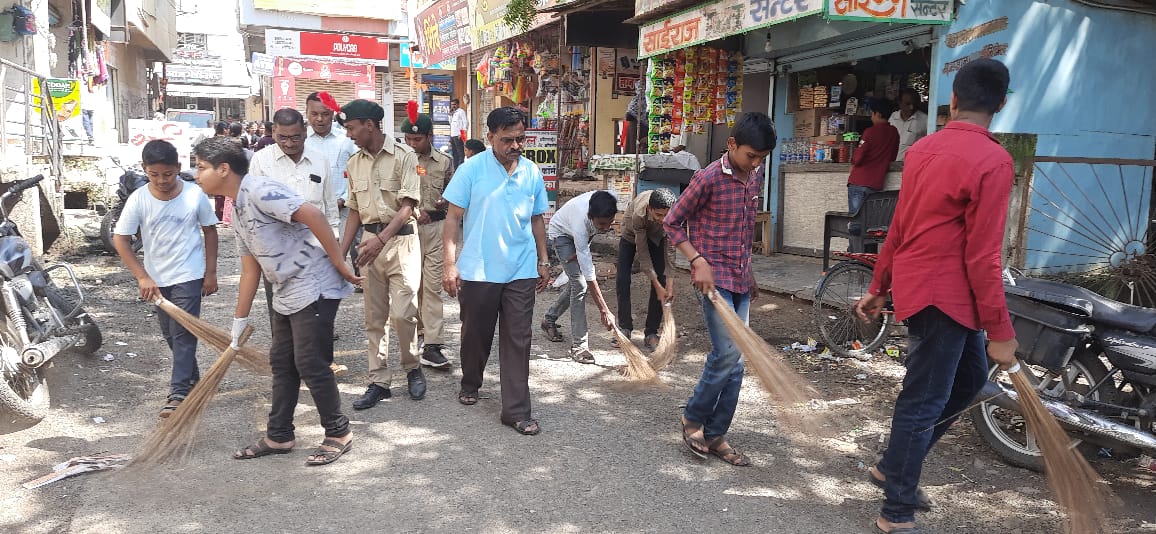 TeamLatur_NCC's tweet photo. #SwachhBharat
#GarbageFreeIndia
Over 50 NCC cadets of Yashwant Vidyalayon Ahmedpur under 53 Mah Bn NCC Latur undertook Swachhanjali "Ek Ghanta Ek Tarikh" Area Cleaning Drive under #swachhata hi seva pakhwada #SHS2023. https://t.co/ISIJTyylXt