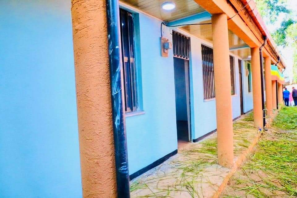 AdanechAbiebie's tweet photo. በክረምት ወራት ያስጀመርናቸውን የአቅመደካሞችንና የሃገር ባለውለታዎችን ቤቶች የመገንባት ስራ በማጠናቀቅ ዛሬ ለ203 ነዋሪዎች በማስረከብ እምባቸውን አብሰናል።
ዛሬ ያስተላለፍናቸውን ጨምሮ ልበ ቀና ባለሃብቶችን፣ የግል እና መንግስታዊ ተቋማትን እንዲሁም የመንግስት ሰራተኞችን በማስተባበር ያስገነባናቸውን በጠቅላላ 1889 ቤቶች ከአዲስ ዓመት ወዲህ ለነዋሪዎች አስተላልፈናል።
በዚህ በጎ ስራ ላይ አሻራችሁን ያኖራችሁ አመራሮችን፣ ልበቀና ባለሃብቶችን ፣ የመንግስትና የግል ተቋሞችን እንዲሁም  ሰራተኞችን በነዋሪዎቹ ስም ላመሰግን እወዳለሁ።