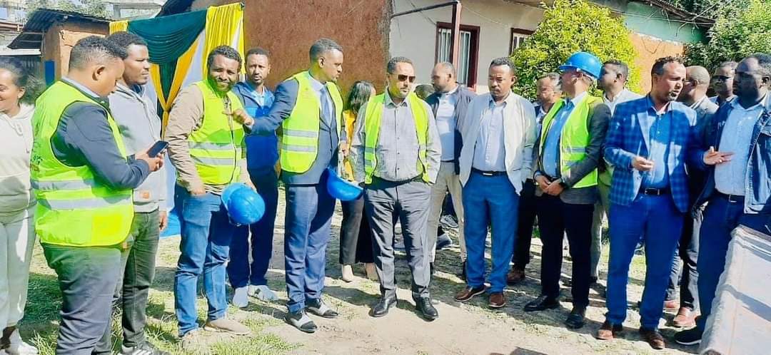 AdanechAbiebie's tweet photo. በክረምት ወራት ያስጀመርናቸውን የአቅመደካሞችንና የሃገር ባለውለታዎችን ቤቶች የመገንባት ስራ በማጠናቀቅ ዛሬ ለ203 ነዋሪዎች በማስረከብ እምባቸውን አብሰናል።
ዛሬ ያስተላለፍናቸውን ጨምሮ ልበ ቀና ባለሃብቶችን፣ የግል እና መንግስታዊ ተቋማትን እንዲሁም የመንግስት ሰራተኞችን በማስተባበር ያስገነባናቸውን በጠቅላላ 1889 ቤቶች ከአዲስ ዓመት ወዲህ ለነዋሪዎች አስተላልፈናል።
በዚህ በጎ ስራ ላይ አሻራችሁን ያኖራችሁ አመራሮችን፣ ልበቀና ባለሃብቶችን ፣ የመንግስትና የግል ተቋሞችን እንዲሁም  ሰራተኞችን በነዋሪዎቹ ስም ላመሰግን እወዳለሁ።