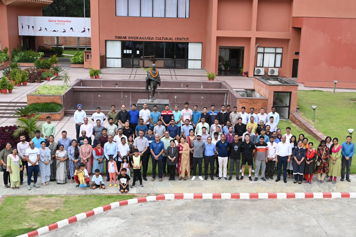 IndiaInNepal's tweet image. As part of 'Ek Tareekh, Ek Ghanta, Ek Saath' campaign &amp;amp; #SwachhataHiSeva2023 Ambassador Naveen Srivastava steered a cleanliness drive by members of #EmbassyofIndia #Kathmandu community at @IndiainNepal premises 
#SwachhBharat #SWS2023 #SwachhataHiSeva #SpecialCampaign3