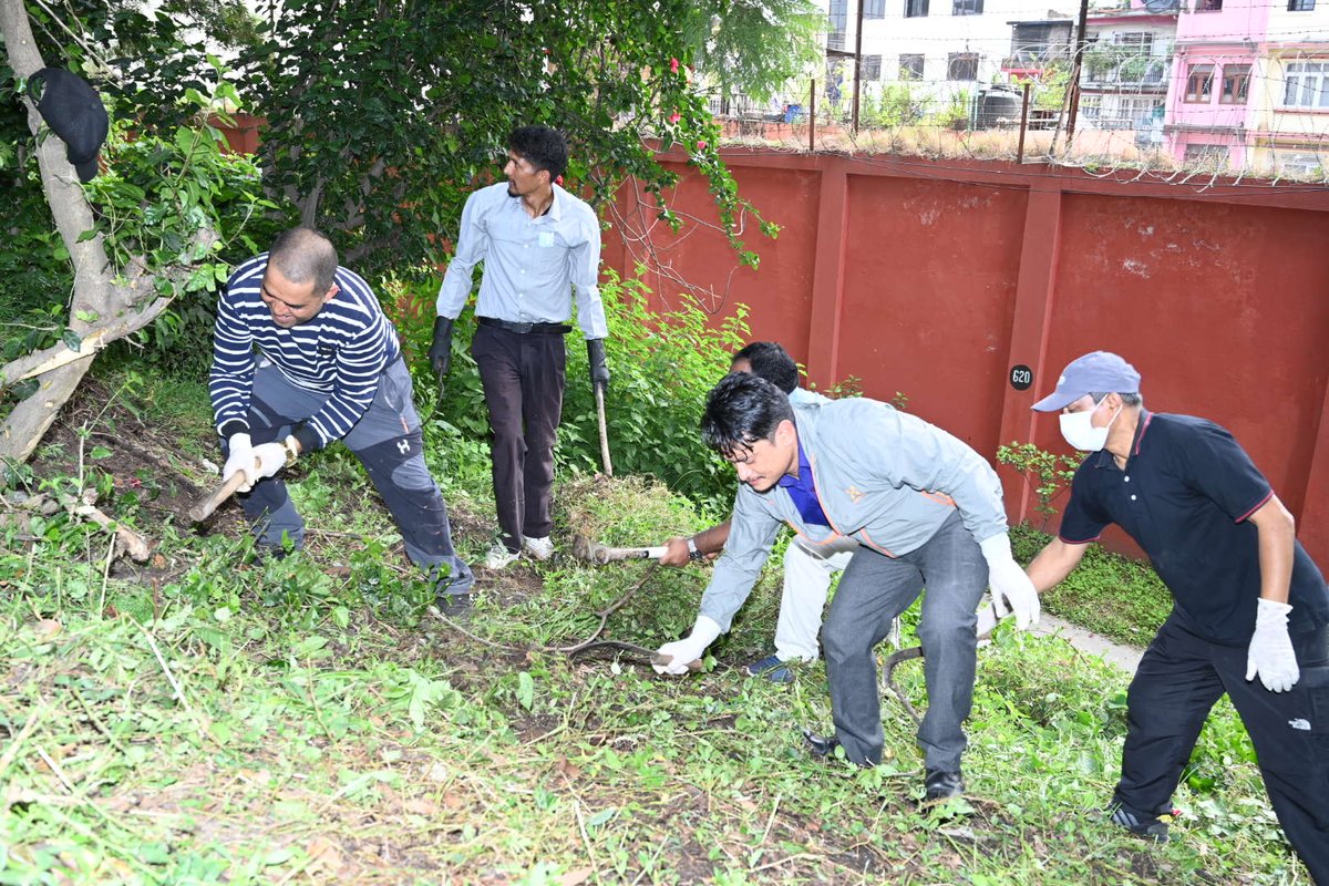 IndiaInNepal's tweet image. As part of 'Ek Tareekh, Ek Ghanta, Ek Saath' campaign &amp;amp; #SwachhataHiSeva2023 Ambassador Naveen Srivastava steered a cleanliness drive by members of #EmbassyofIndia #Kathmandu community at @IndiainNepal premises 
#SwachhBharat #SWS2023 #SwachhataHiSeva #SpecialCampaign3