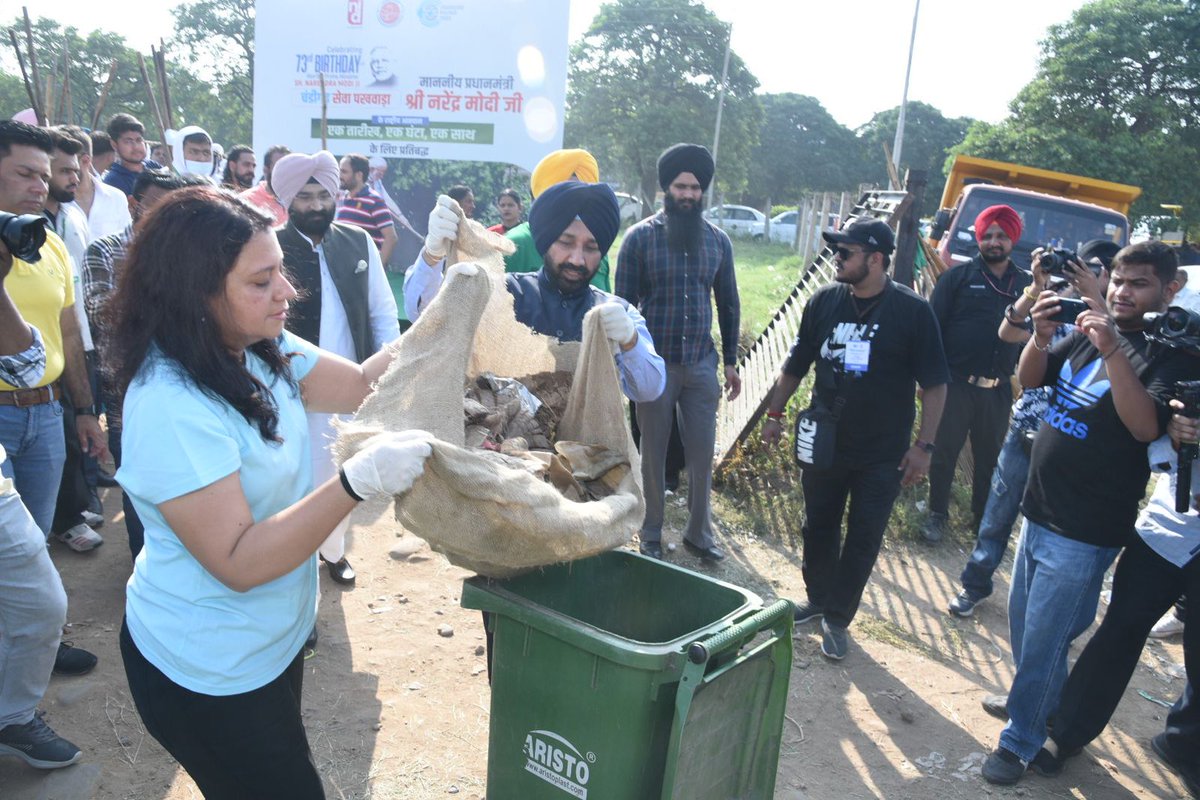 Aiming to clean our city beautiful and contribute to Swachh Chandigarh and Swachh Bharat initiative, the Chandigarh Welfare Trust is dynamic carrying forward the movement, 'Ek Tareekh, Ek Ghanta, Ek Saath,' inaugurated in the esteemed presence of MC Commissioner, Anandita Mitra.