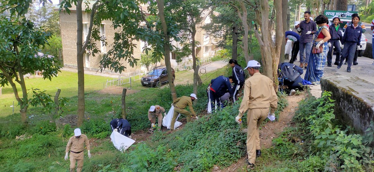 almoracantt's tweet photo. Swachcta Hi Seva- "Ek Tareekh Ek Ghanta" Campaign 0n 1st October 2023 at ward no. 2 Cantt Children Park
#shs2023 #garbagefreeindia #SwachhataHiSeva #SwachhBharat #specialcampaign3 @pddecc @nainitalcantonment #dtecc @swachchbharat @swachchbharatgov @PMOIndia https://t.co/wI75eSahwv
