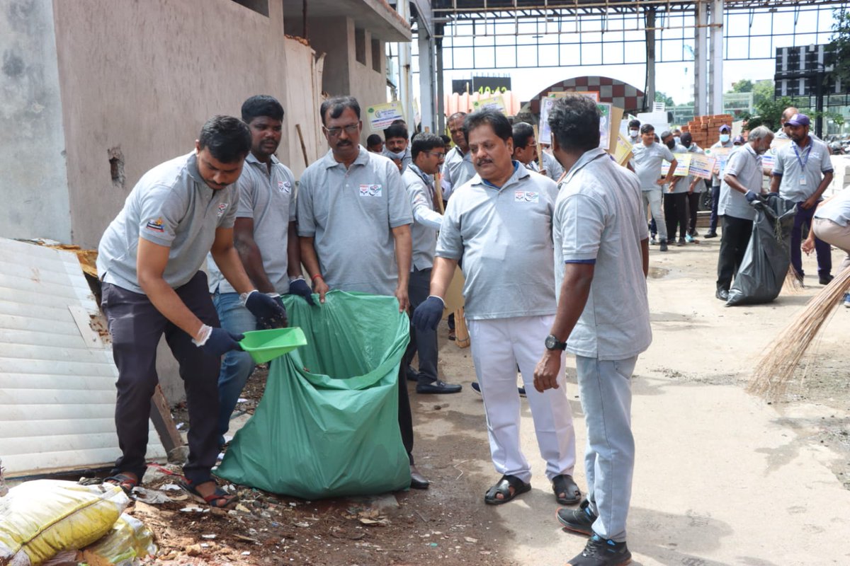 HPCL's tweet image. #HPCL takes pride in participating in the Swachhta Hi Seva initiative at #Chennai Central #Railway Station. Today, in collaboration with 200 HPC officials, distributors, and dealers, we conducted a Mega Cleanliness Drive. Our Officers, partners, and distributors, solemnly took…