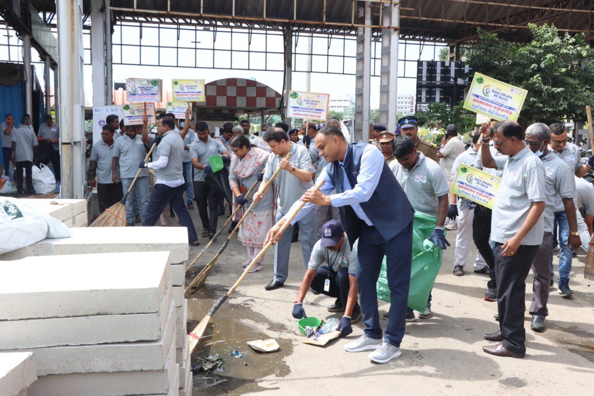 HPCL's tweet image. #HPCL takes pride in participating in the Swachhta Hi Seva initiative at #Chennai Central #Railway Station. Today, in collaboration with 200 HPC officials, distributors, and dealers, we conducted a Mega Cleanliness Drive. Our Officers, partners, and distributors, solemnly took…