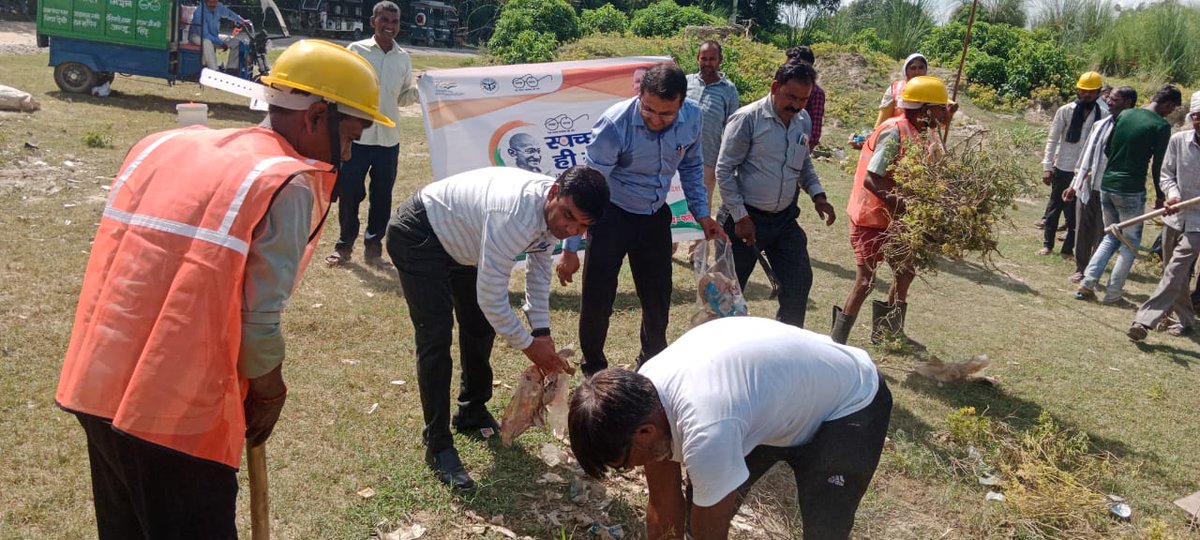स्वच्छता ही सेवा पखवाड़े के अंतर्गत आदमपुर घाट,तेलियानी , फतेहपुर में bdo,adop,प्रधान, सचिव,dc sbm, स्वयं सहायता समूह की महिला व ग्राम वासियों द्वारा एक घंटा श्रमदान करने के पश्चात स्वच्छता की शपथ ली गई <a href="/CMOfficeUP/">CM Office, GoUP</a> <a href="/CommissionerPrg/">Commissioner Prayagraj</a> <a href="/dmfatehpur/">DM FATEHPUR</a> @CDO_Fatehpur