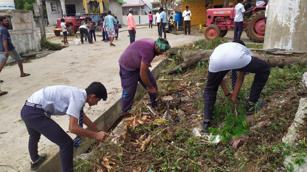 NavodayaHassan's tweet photo. "एक तारीख एक घंटा " 
 Students and staff of JNV, HASSAN, KARNATAKA Celebrated "Swachhata Hi Seva Programme" on October 1st 2023.  
#SwachhtaHiSeva
@CommissionerNVS
@NVSHqNoida
@CvShanthy65987
@NvsHyd
@EduMinOfIndia
@PMOIndia https://t.co/MZ3iLqoisp