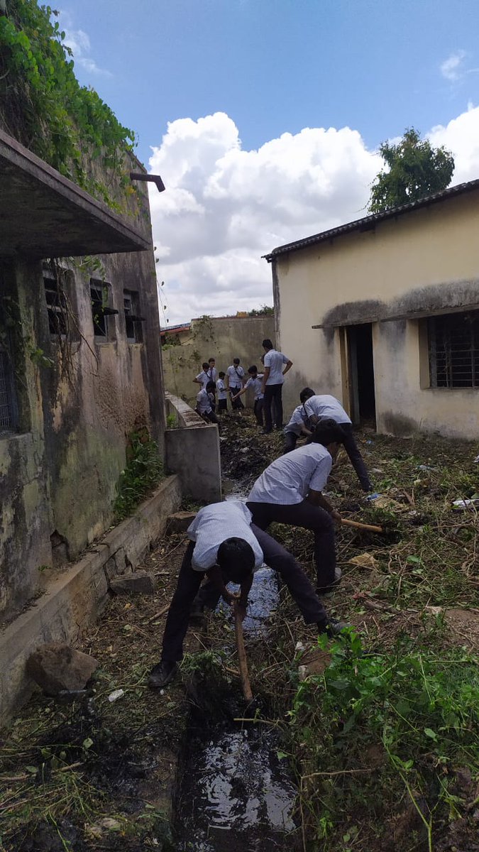 NavodayaHassan's tweet photo. "एक तारीख एक घंटा " 
 Students and staff of JNV, HASSAN, KARNATAKA Celebrated "Swachhata Hi Seva Programme" on October 1st 2023.  
#SwachhtaHiSeva
@CommissionerNVS
@NVSHqNoida
@CvShanthy65987
@NvsHyd
@EduMinOfIndia
@PMOIndia https://t.co/MZ3iLqoisp