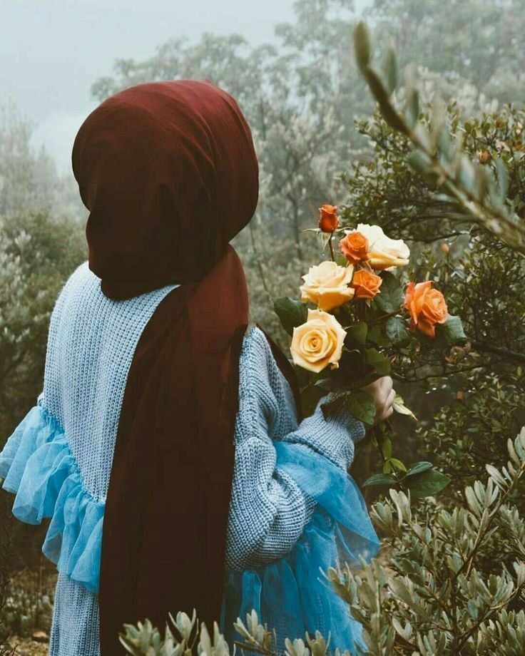 • أجمل النساء 🌸🤍

من نعمت شعرها بـ " الحجاب "..
وبيّضت وجهها بـ " الصلاة ".. 
وكحّلت عينها بـ " غض البصر "..
ووضعت لمسات "الصدق " لشفتيها..
واحمر خدها بـ " الحياء "..
وعطرت نفسها بـ " رائحة الدين والعفاف "..✨