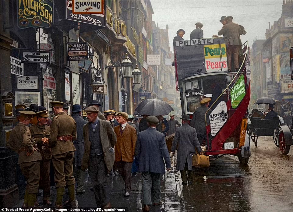 Crowds in Fleet Street, London, on a rainy day in October 1915.