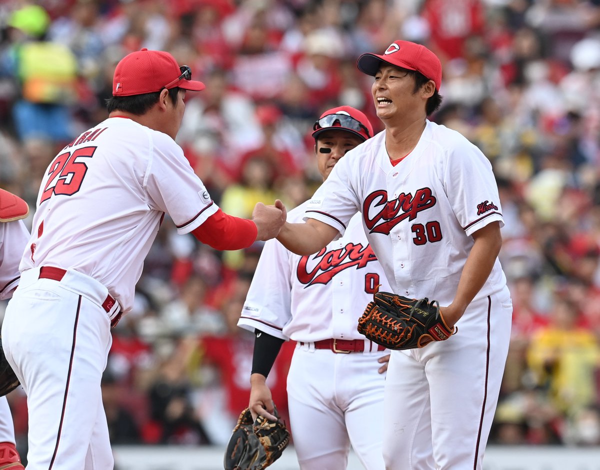 daily_hiroshima's tweet photo. 新井貴浩監督とタッチを交わし、マウンドを降りる一岡竜司投手
#新井貴浩
＃一岡竜司
＃広島 https://t.co/SfQYHp9VpY