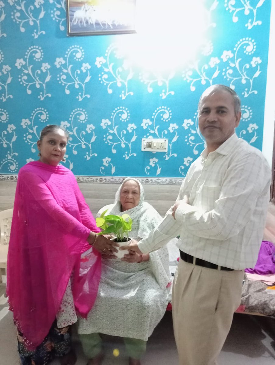 dmeastdelhi's tweet photo. Felicitation to Centenarian Voters in District East, Delhi on the Occasion International Day for Older Person on dt. 01/10/2023
#ECIRespects
#olderpersonsday #experience #democracy #chalovoterbanehum
#novotertobeleftbehind
@CeodelhiOffice
@ECISVEEP
@SpokespersonECI https://t.co/tY8UOkF3NW