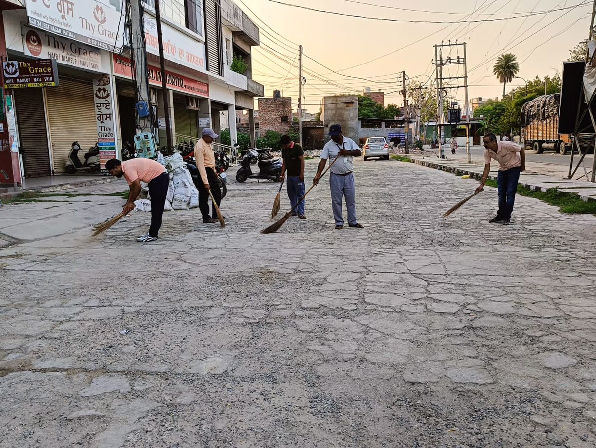 IndaneJLIDO's tweet photo. Swatchhta Drive being carried out at all the distributorship under Jalandhar IDO some glimpses below: https://t.co/we8ivmf2Vt