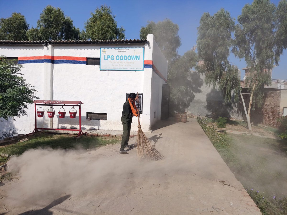 IndaneJLIDO's tweet photo. Swatchhta Drive being carried out at all the distributorship under Jalandhar IDO some glimpses below: https://t.co/we8ivmf2Vt