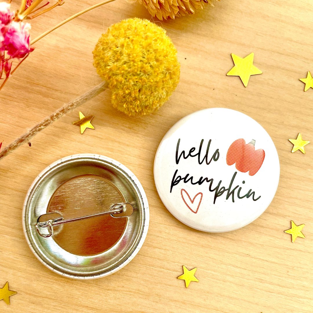 Happy #SundayMorning ! 🎃 Hello pumpkin button pin badge 🎃🧡🧡

#UKGiftAM #UKGiftHour #Halloween #Halloween2023 #shopindie #giftideas #giftfinder #shopsmall #etsyfinds 

etsy.com/shop/janebprin…