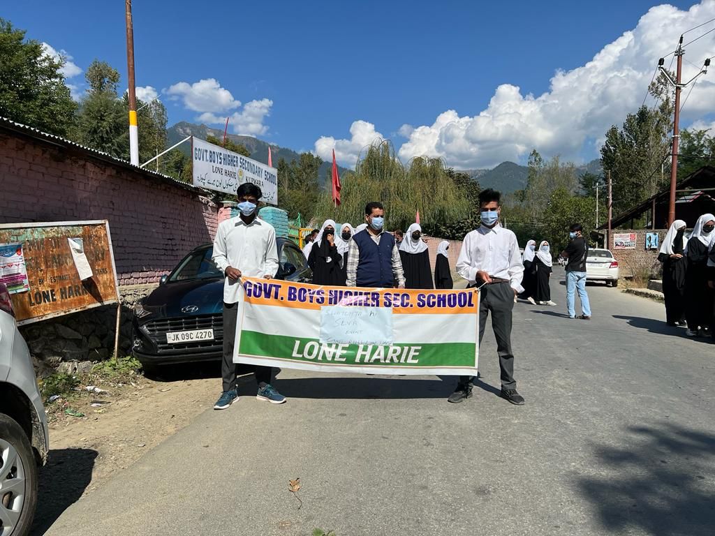 Striking1979's tweet photo. As part of *SWACHHATA HI SEVA* campaign, locals were encouraged by cleanliness drive in the villages org by  Panzgam Army Camp. Total 350 locals participated in the cleanliness drive.
#SwachhBharat 
@NorthernComd_IA 
@ChinarcorpsIA https://t.co/jH9XNlF7BX