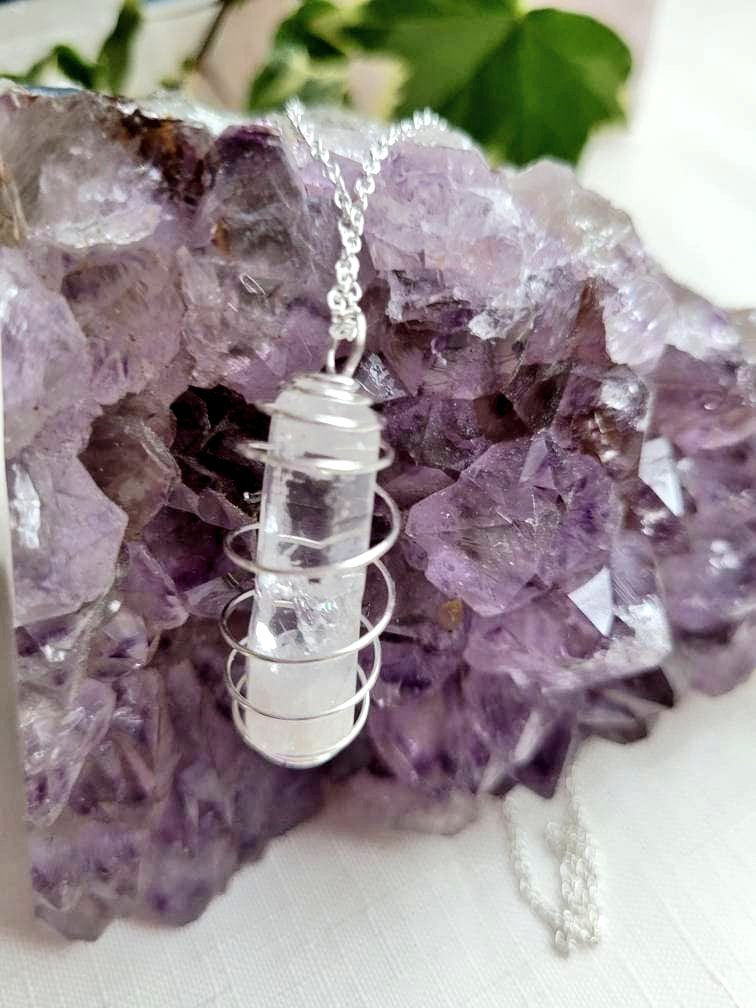 Clear quartz is believed to amplify the energy of other crystals and intentions. Last day off 15% off all Jewellery sale! #MHHSBD #UKGiftAM #ukmakers #ukgifts #etsygifts #jewellery #crystals #quartz campbellmcgregor.etsy.com/listing/118657…