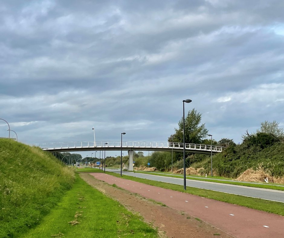 gem_Lelystad's tweet photo. #Houtribweg is op dinsdag 3 oktober dicht voor verkeer. De vangrail bij de #Oostvaardersbrug wordt vervangen. De weg is dicht tussen de Houtribdreef en de Visarenddreef. Tijdens de #werkzaamheden wordt het verkeer over de Westerdreef omgeleid. Meer info 👉 https://t.co/Wbvcg9RcFz https://t.co/F4Ya2jEDVz