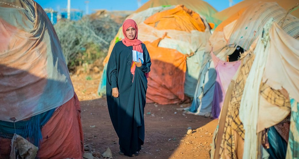 UNDPArabic's tweet photo. خولة محمد، 25 عامًا، منسقة مركز بيدوا لتسوية المنازعات البديلة في جنوب  غرب الصومال تقود عملية حل النزاعات بدعم من برنامج الأمم المتحدة الإنمائي في #الصومال  @UNDPSomalia. تعرفوا على  قصتها #Act4SDGsAR 
https://t.co/GOGabzRVu6 https://t.co/mArk081l6L