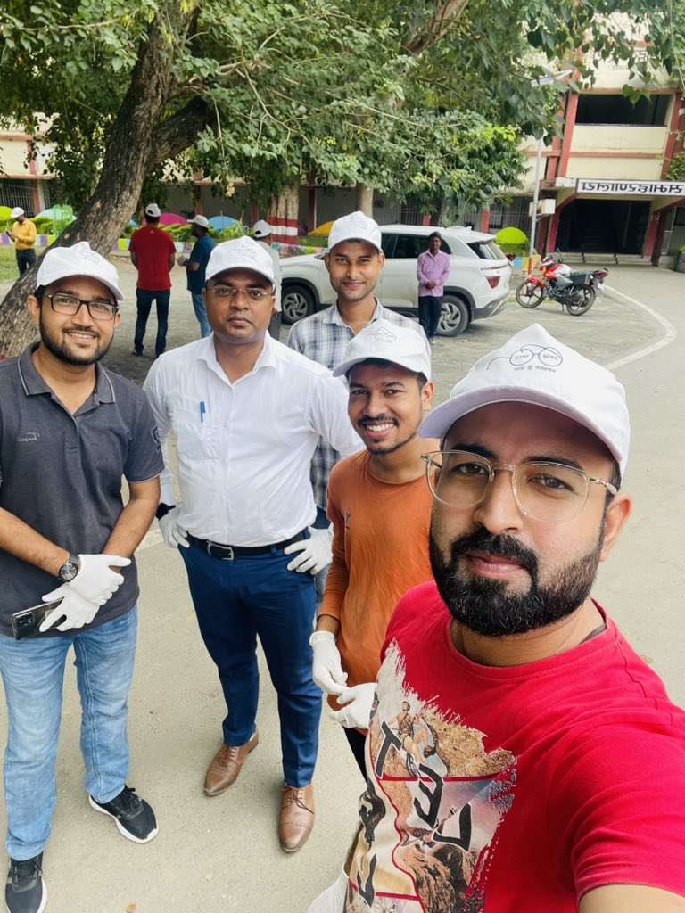 Official_akk's tweet photo. cleanliness drive for #SwachhataHiSeva initiative at 📍DC Office #Garhwa By District administration officials!! 
@PMOIndia 
@JharkhandCMO 
#SwachhBharat
#shramdaan 
#SHS2023
#cleangarhwa
#greengarhwa 
#jharkhand https://t.co/iWdijTnPX0