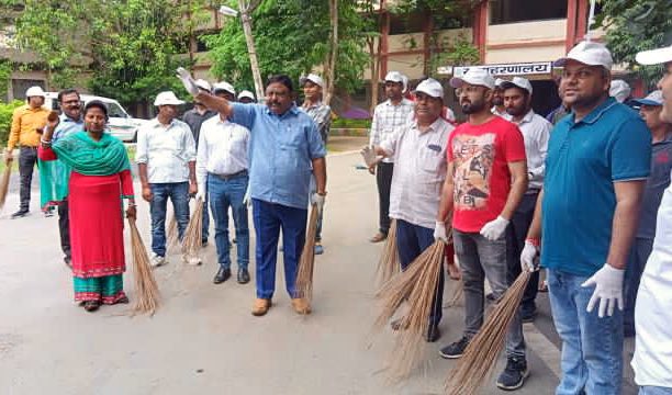 Official_akk's tweet photo. cleanliness drive for #SwachhataHiSeva initiative at 📍DC Office #Garhwa By District administration officials!! 
@PMOIndia 
@JharkhandCMO 
#SwachhBharat
#shramdaan 
#SHS2023
#cleangarhwa
#greengarhwa 
#jharkhand https://t.co/iWdijTnPX0