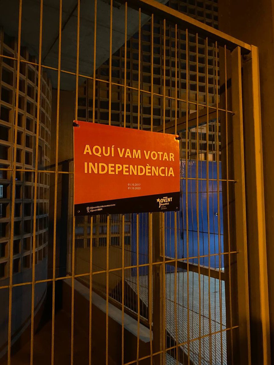 joventBBM's tweet photo. 👉Fa 6️⃣ anys del referèndum🗳️ de l'1 d'octubre. 
L’1 d’octubre ens dona mil motius per seguir lluitant per la independència, és per això, que el Jovent Baix Besòs- Maresme sempre la defensem i lluitem pels drets i les llibertats de tothom. Vam votar, i vam votar INDEPENDÈNCIA 👊 https://t.co/uFxFSx7FZx