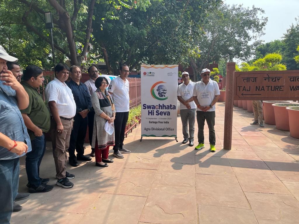 #SwachataHiSeva at Taj Nature park by Agra DO
With Channel partners of Agra Divisional office n team Agra Div Officers 
<a href="/ChairmanIOCL/">ChairmanIOC</a> 
<a href="/DirMktg_iocl/">Director (Marketing), IndianOil</a> 
<a href="/Bohrashyam2/">Shyam Bohra</a> 
<a href="/IndianOilcl/">Indian Oil Corp Ltd</a> 
<a href="/ioclupso2/">IOCL_UPSO-2</a> 
<a href="/IndianOil_Delhi/">IOCL_Delhi</a>