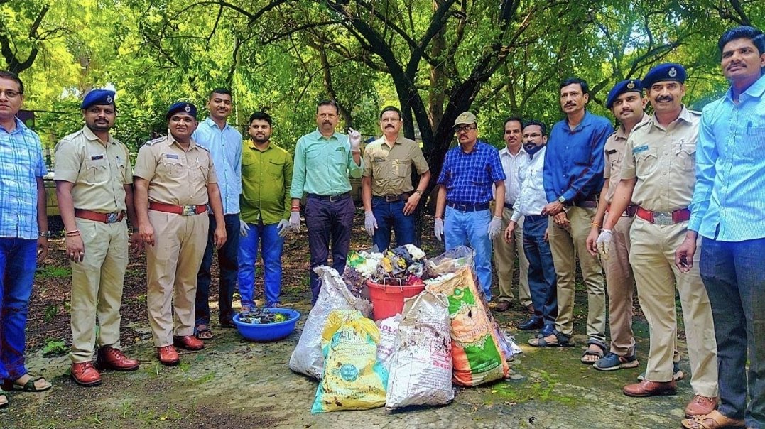 jayotibanerjee's tweet photo. Inaugration of #WildlifeWeek & #SwachhtaPakhwada at #MelghatTigerReserve HQ in Amravati
-Placing new Sinages with clicks by our own Foresters @dr_mayubhailume
-Kids inaugurating our programs
-Cleanliness Drive by #ForestStaffers
-All Spick &Span #NatureInterpretationCenter https://t.co/sAdwuGeggb