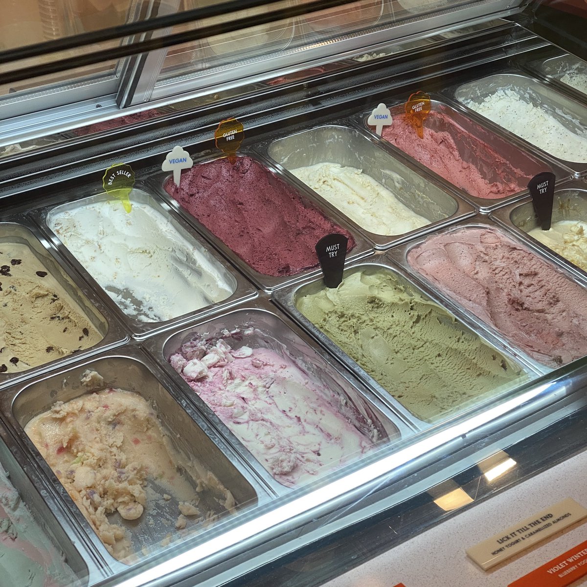 formepleasure's tweet photo. Cells Club 🍨🍒 สันติธรรม
-
ผ่านหลาบรอบพึ่งได้ลอง
รู้สึกว่าตอนกลางมูดดีกว่า อารมณ์เหมือนอยู่ในหนัง Wes anderson ไอติมงาดำอร่อยดี รสครีมชีสก็โอเคเหมือนกินเค้ก555
#reviewchiangmai #รีวิวเชียงใหม่ https://t.co/tESTfYMtGX