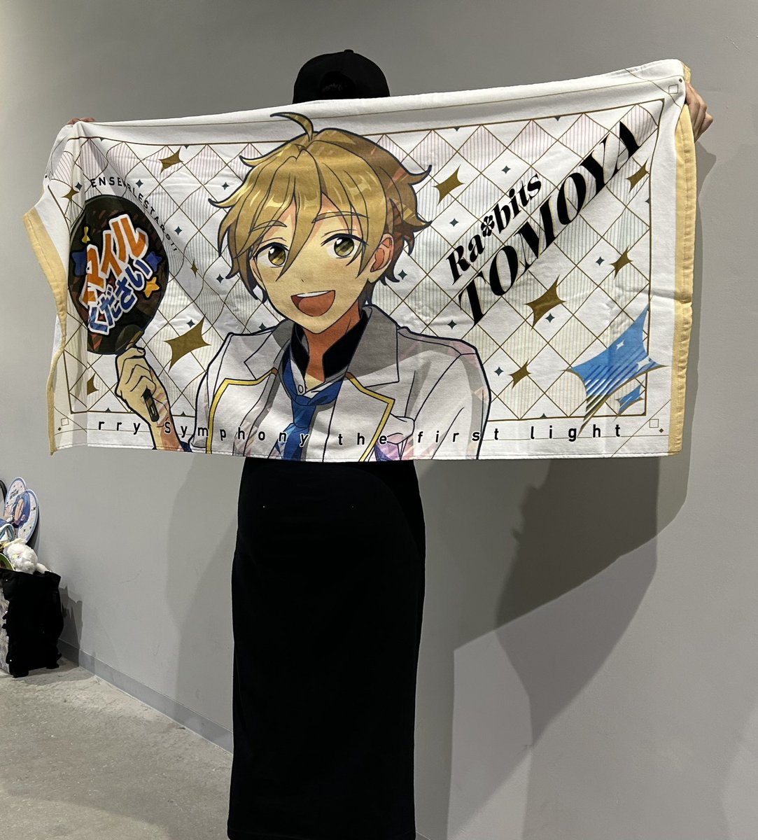 apjdmwj's tweet photo. 写真撮り慣れてないやつの写真　友也くんを見守る影みたいになってて草　すたふぉに！！ https://t.co/56RMvVAK5r