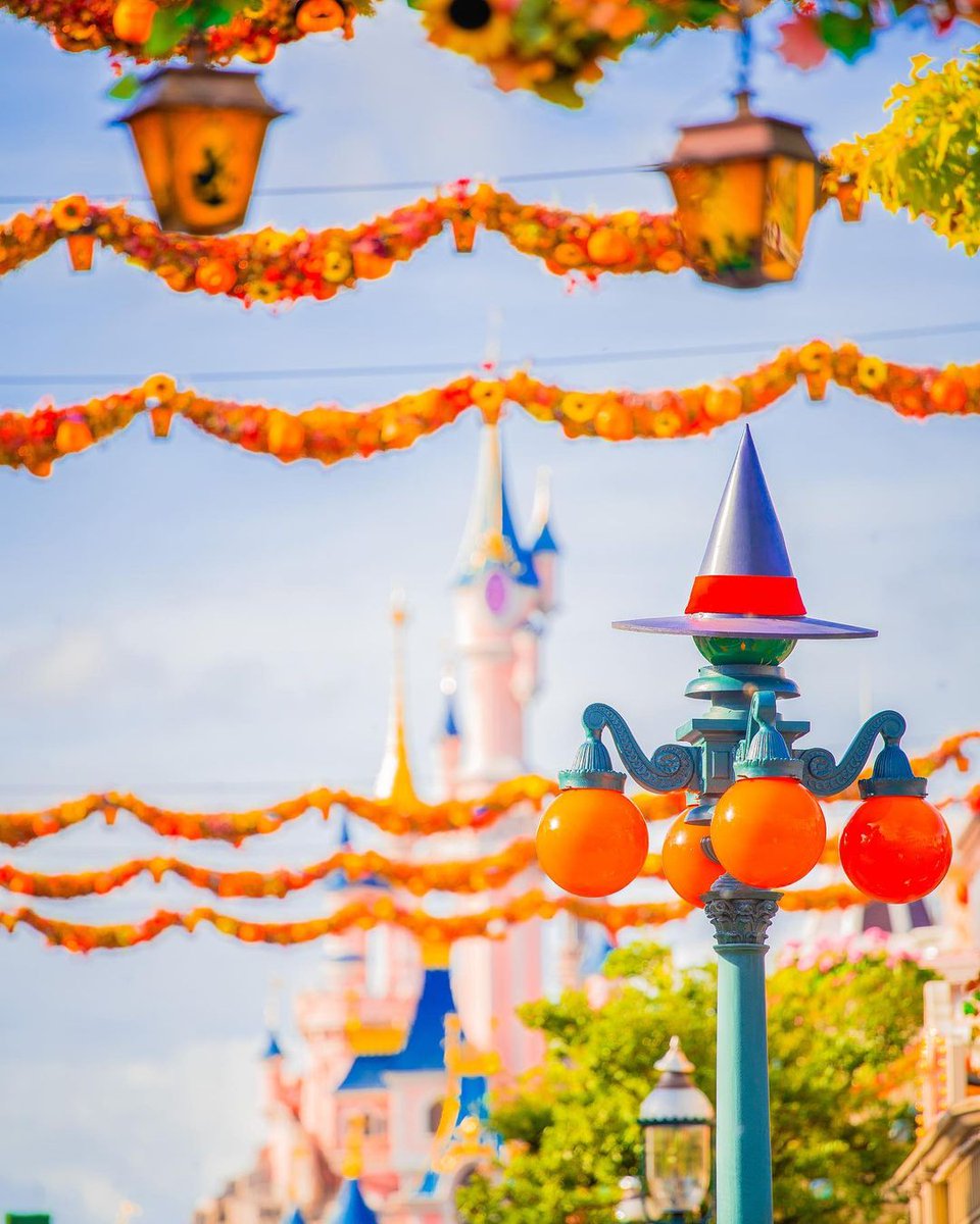 DisneylandParis's tweet photo. Bouh ! 👻 Le Festival Halloween Disney commence aujourd'hui ! 🎃 Place aux Méchants Disney, aux citrouilles et adorables petits spectres et surtout aux décorations couleurs d'automne 🍂✨ #DisneyHalloween

📸: dlp.kev, magic.fanland, robsparkle, raconte_moi_dlp_wdw https://t.co/YNAxnhju1i
