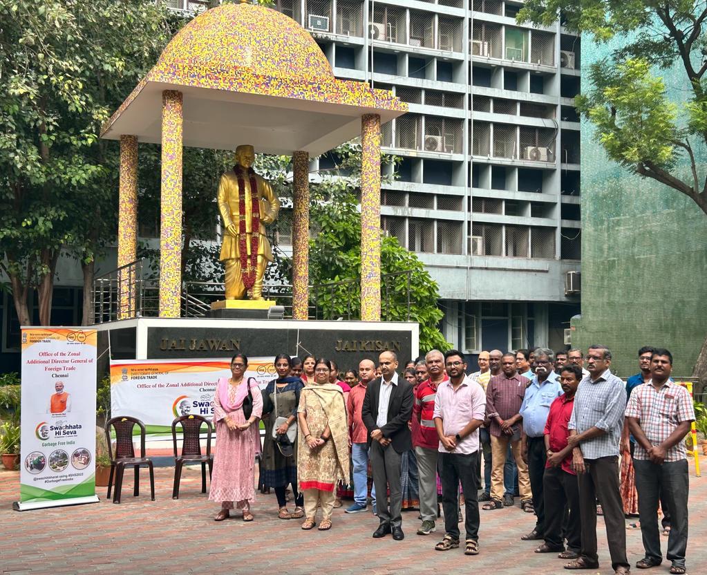 pibchennai's tweet photo. Office of Zonal Additional Director General of Foreign Trade, Chennai participated in Ek Tareekh, Ek Ghanta, Ek Saath” activity at Haddows Road, Nungambakkam, Chennai.

@dgftindia

#SwachhataHiSeva #SwachhBharat https://t.co/3HXY0MGMDz