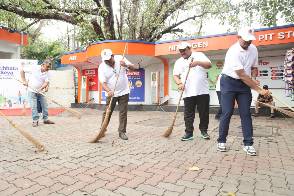 We IOCians have always been at the forefront in serving our nation and we firmly believe that cleanliness is a crucial aspect of this service. 

Our employees and channel partners, spread across the length and breadth of the country, stand united in this #SwachhataHiSeva campaign
