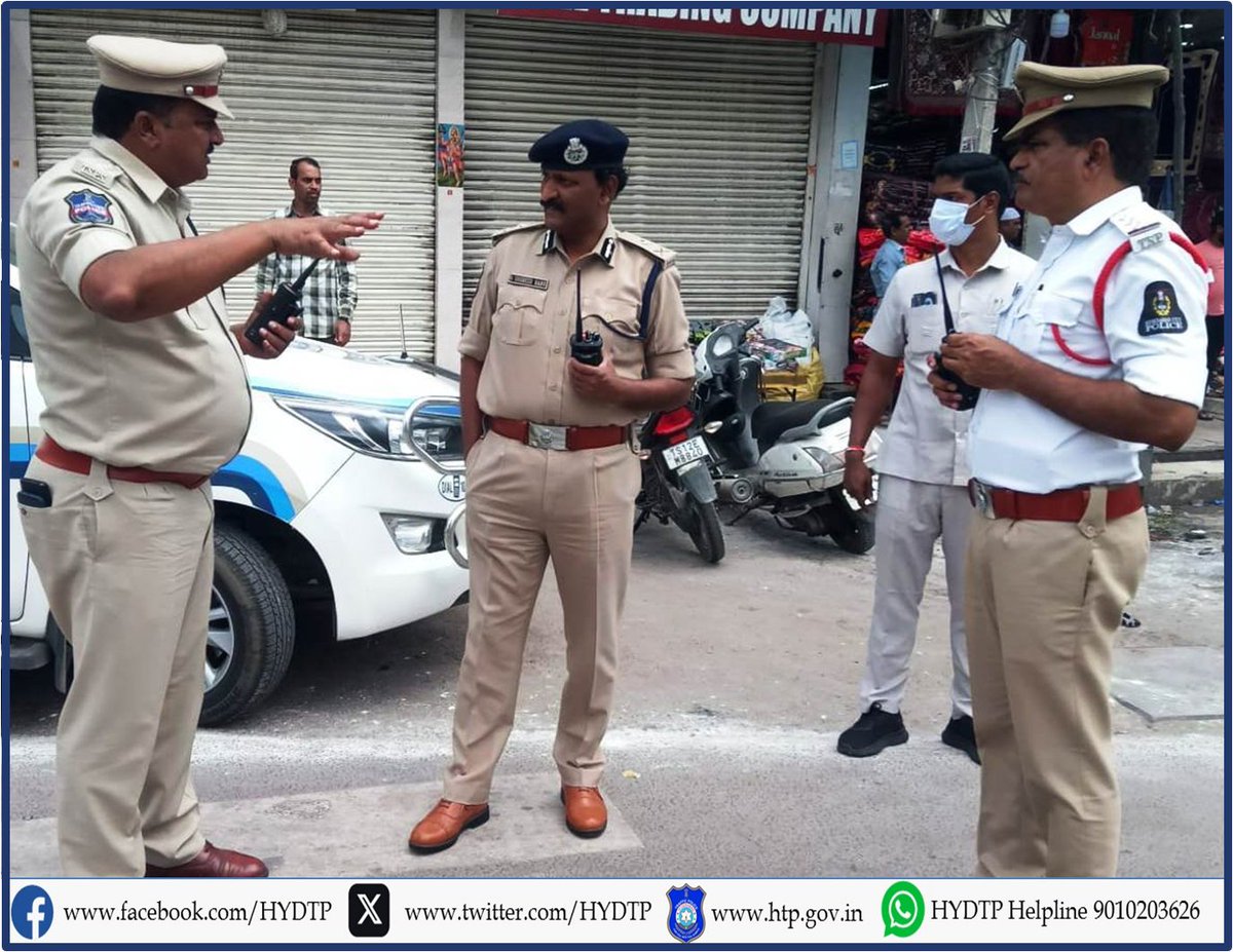 #HYDTPinfo
Sri G. Sudheer Babu, IPS., @AddlCPTrfHyd visited Madina Jn and instructed the @HYDTP officers to take all necessary measures on #TrafficRegulation & diversions in view of #MiladUnNabi procession.