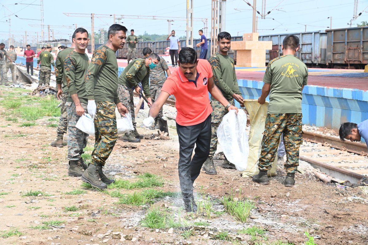 204Cobra's tweet image. हर नागरिक का हो ये सपना, स्वच्छ, सम्पूर्ण हो भारत अपना।
रेलवे स्टेशन, जगदलपुर
@204Cobra
#SwachchtaHiSeva  #SwachhBharat #swach