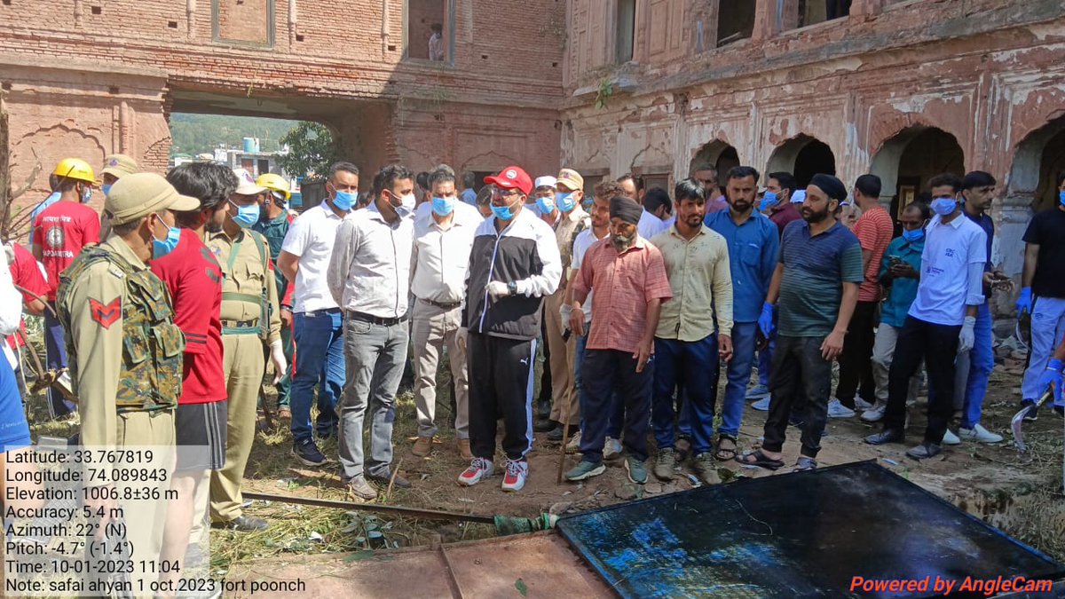 ershahaziz's tweet photo. Today major clearance drive under chairmanship of worthy District Development commissioner Poonch @yasinc_ias sir. at red fort poonch. All departments of Poonch, youth of Poonch, NCC cadets, citizen of Poonch participate in this clearance drive.
#swatchtahiseva #dmpoonch https://t.co/pg0hNcuop2