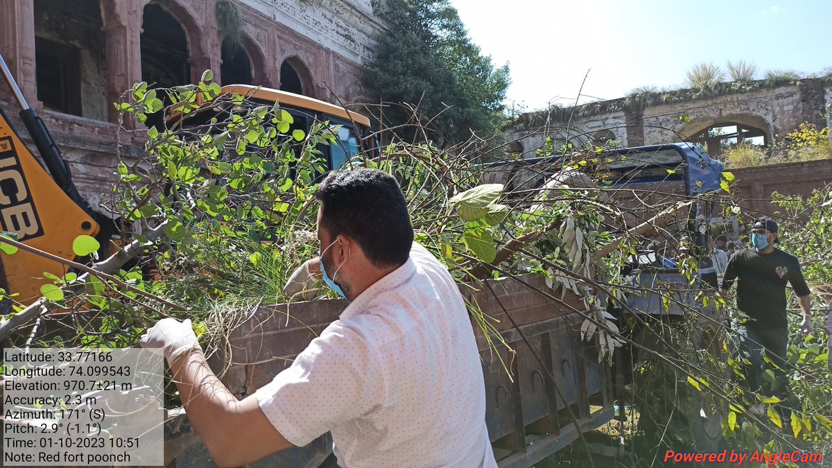 ershahaziz's tweet photo. Today major clearance drive under chairmanship of worthy District Development commissioner Poonch @yasinc_ias sir. at red fort poonch. All departments of Poonch, youth of Poonch, NCC cadets, citizen of Poonch participate in this clearance drive.
#swatchtahiseva #dmpoonch https://t.co/pg0hNcuop2