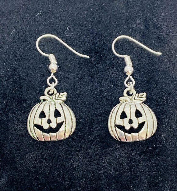 Pumpkin Halloween earrings 

#ukgifthour #ukgiftam #mhhsbd #craftbizparty #firsttmaster