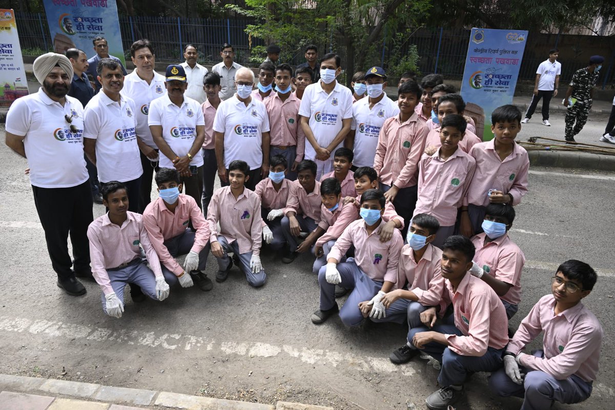 Promoting by conduct #SwachhatahiSeva, Swachhata hi Jeevan. As part of #SwachhtaPakhwada, MoS Sh. Nityanand Rai joined #CRPF in a mass cleanliness drive at CGO complex, Lodhi Road. Sh. Ajay Kumar Bhalla HS, @sthaosen DG #CRPF, jawans of CRPF, their families, and school…
