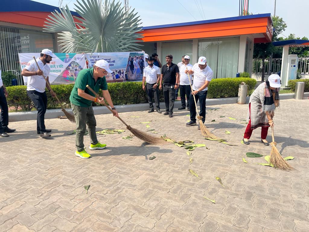 Heading to PM <a href="/narendramodi/">Narendra Modi</a> Ji's call, <a href="/ioclupso2/">IOCL_UPSO-2</a> is doing it’s bit at TAJ Nature Walk to pay Swachhanjali to Bapu on his Birth Anniversary 
#SwachhataHiSewa #SwachhBharat 
<a href="/ChairmanIOCL/">ChairmanIOC</a> <a href="/DirMktg_iocl/">Director (Marketing), IndianOil</a> <a href="/Bohrashyam2/">Shyam Bohra</a> <a href="/GeetikaMehra4/">Geetika Mehra</a>