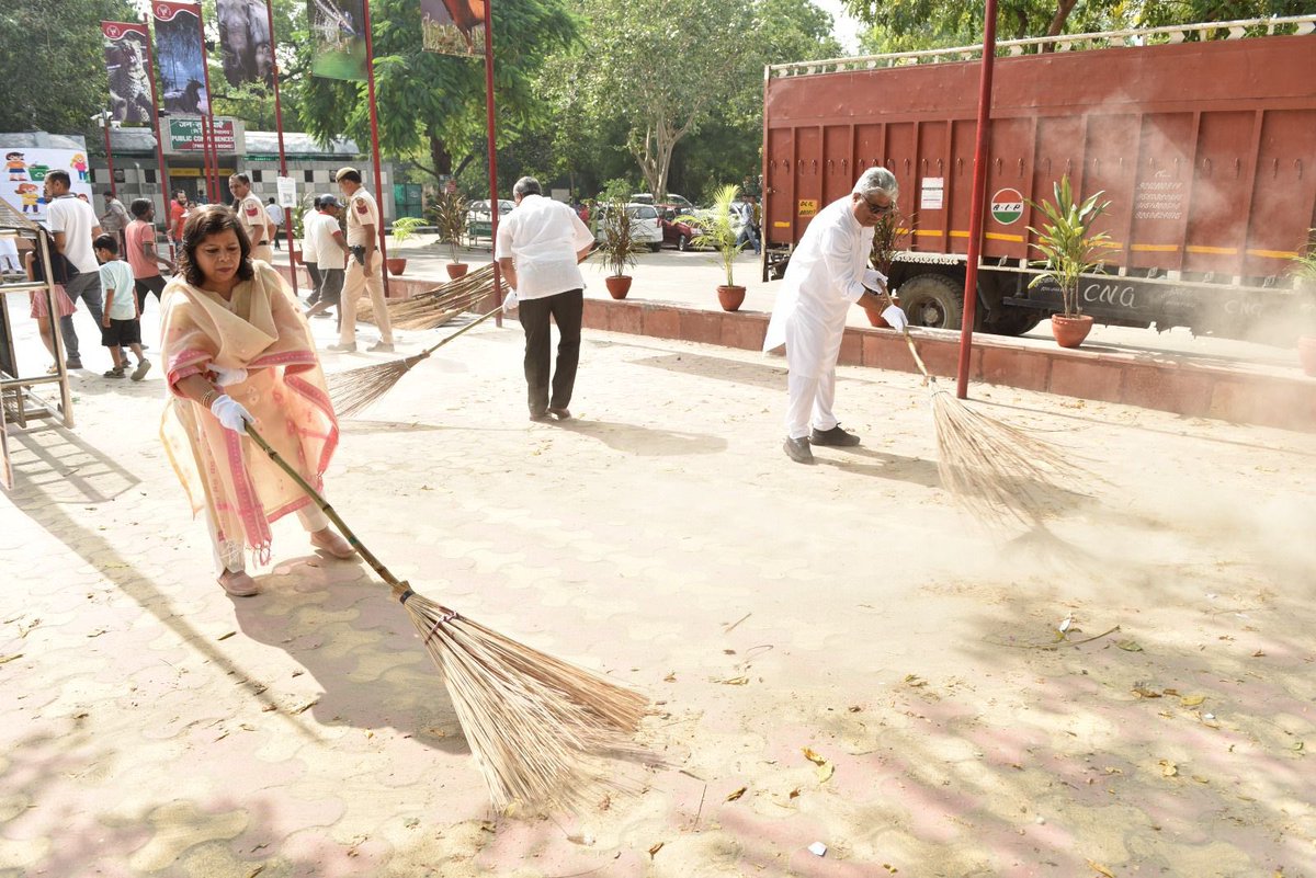 moefcc's tweet photo. HMEFCC Shri @byadavbjp, along with senior officials of MoEFCC, actively participated in a mega #SHRAMDAAN, a powerful cleanliness drive organized by the MoEF&amp;CC at @NzpDelhi today as part of the #SwachhataHiSeva campaign.

 #SwachhBharatAbhiyan https://t.co/UCpcf9KqMw