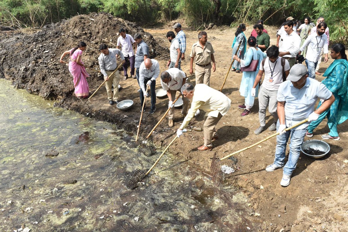 moefcc's tweet photo. HMEFCC Shri @byadavbjp, along with senior officials of MoEFCC, actively participated in a mega #SHRAMDAAN, a powerful cleanliness drive organized by the MoEF&amp;CC at @NzpDelhi today as part of the #SwachhataHiSeva campaign.

 #SwachhBharatAbhiyan https://t.co/UCpcf9KqMw
